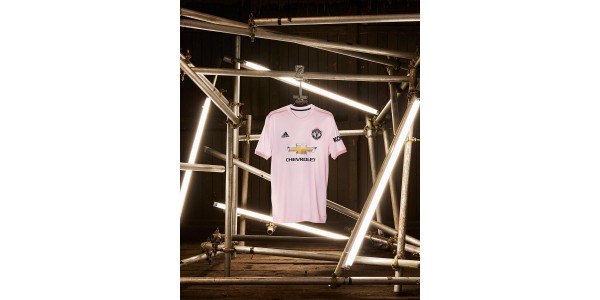 Manchester United ujawnia różową koszulkę